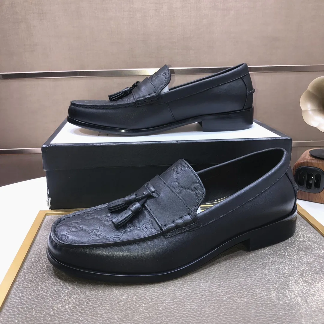 Factory batch 580💰Italy’s top luxury men’s shoe giant (GUCCI) (Gucci) (full cowhide lining) new arrival🍃Original European style🔰 Pleasant to the eye😍In order to make the shoes more durable and non-deformable🌀The production continues to follow traditional methods but there is still no lack of innovation💪Select original cowhide for the leather♻️Smooth, natural and extra bright⭐Made of imported cowhide The rich man’s first choice 38-45 (45 customized)